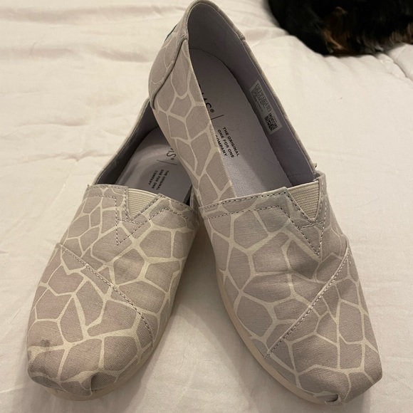 Toms Shoes - 🦒 TOMS Grey Giraffe slip ons EUC size 8